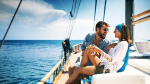 ваканция двойка яхта море