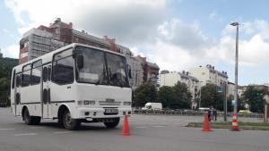 удар зелено автобус