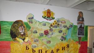 Ученици изписаха стенопис