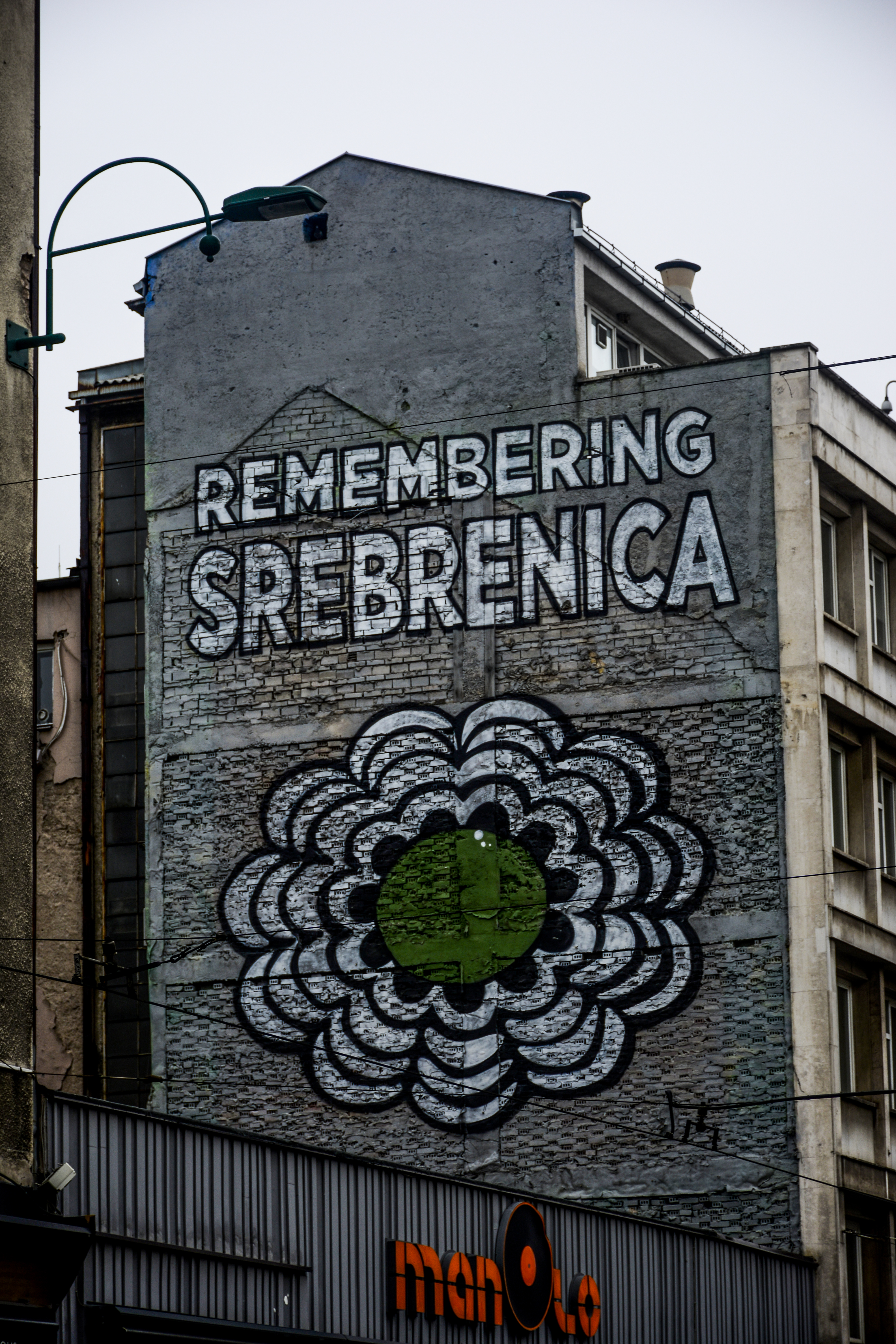 Възпоменателен графит за Клането в Сребреница по време на гражданската война в Босна и Херцеговина