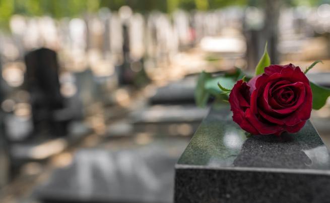 Надгробни плочи с QR кодове: Да погребеш близките си в метавселената