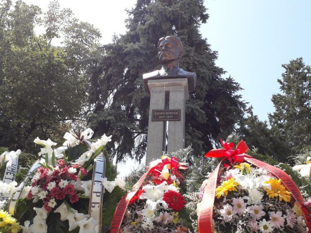 Церемонията се състоя пред паметника на Васил Левски.