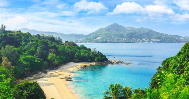 Шестима чуждестранни туристи които са се къпали голи в южната