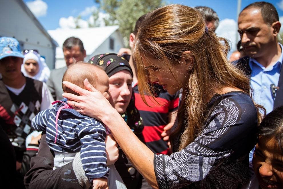 Кралица Рания заедно със сирийски бежанци в лагер в Лебос, Гърция
