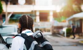  <p>Ученици рискуват живота си, с цел да вървят на училище&nbsp; &nbsp;&nbsp;</p> 