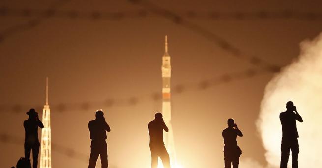 Руска космическа капсула с трима астронавти на борда излетя от