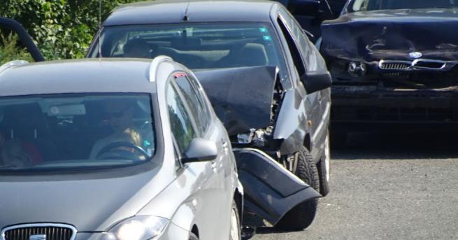 Верижна катастрофа с 8 автомобила затрудни движението по Аспаруховия мост