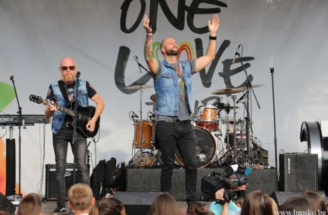 С пълен площад и хиляди фенове Банско даде старт на турнето One Love tour 2019