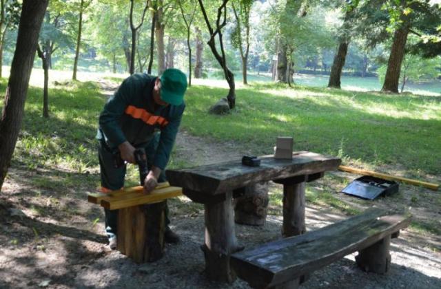 Поставиха нови пейки в зоната за барбекю на парк „Бачиново“