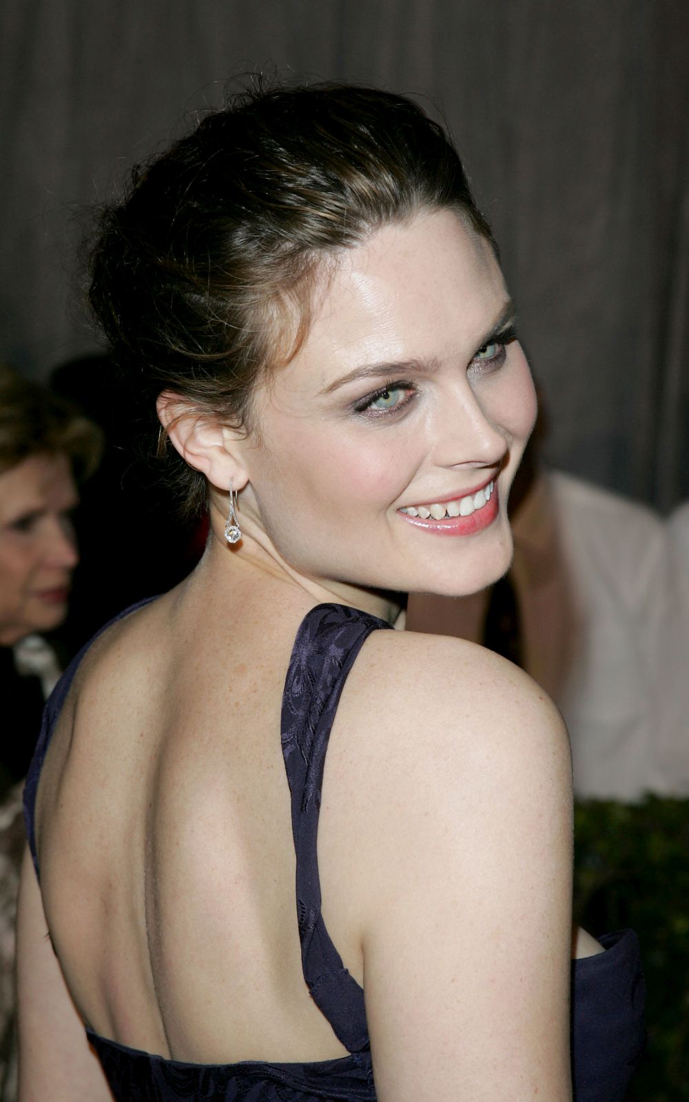 Емили Дешанел е в ролята на доктор Темперънс „Кости“ Бренън - професионален съдебен антрополог, работещ в института „Джеферсън“