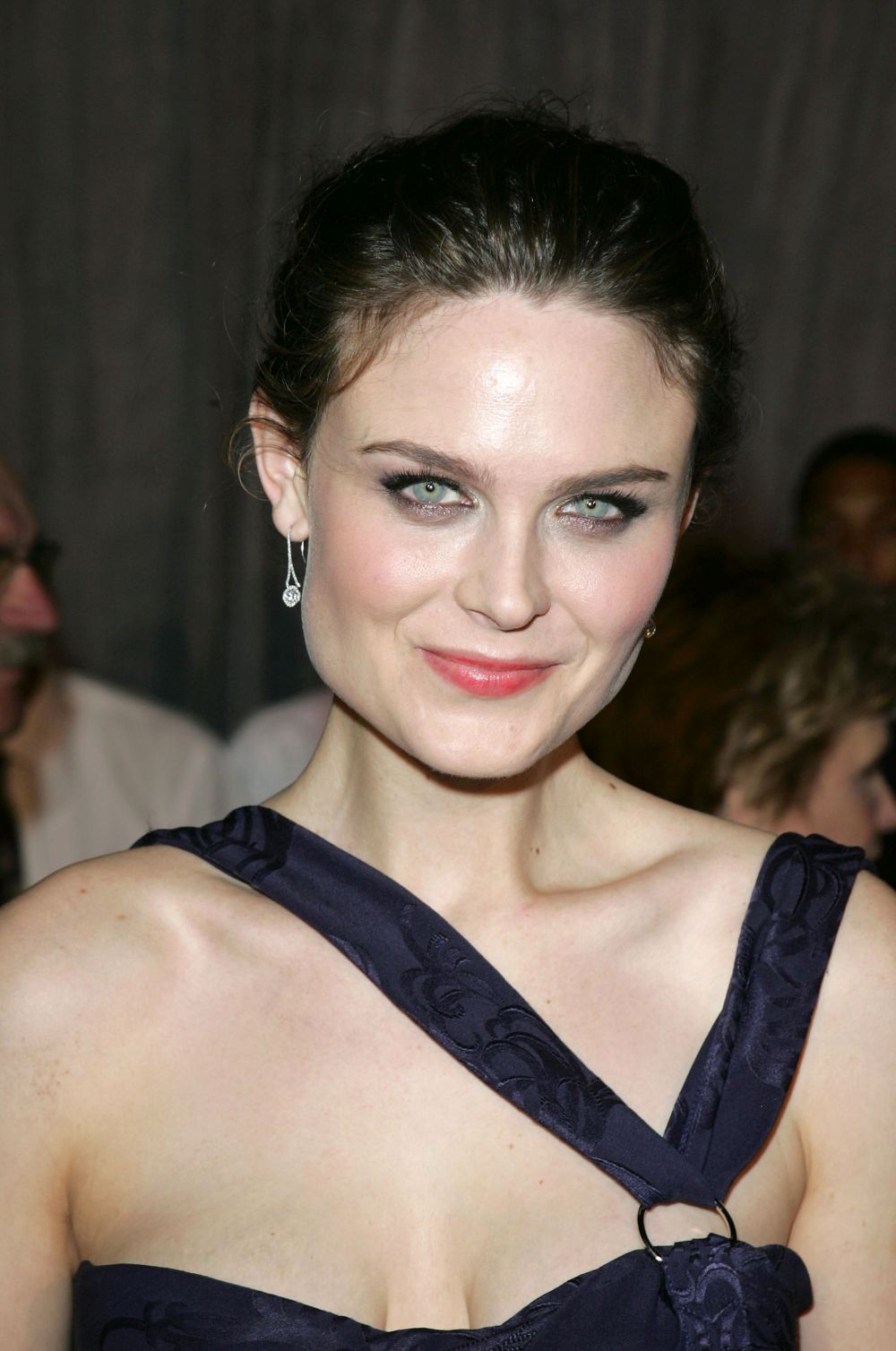 Емили Дешанел е в ролята на доктор Темперънс „Кости“ Бренън - професионален съдебен антрополог, работещ в института „Джеферсън“