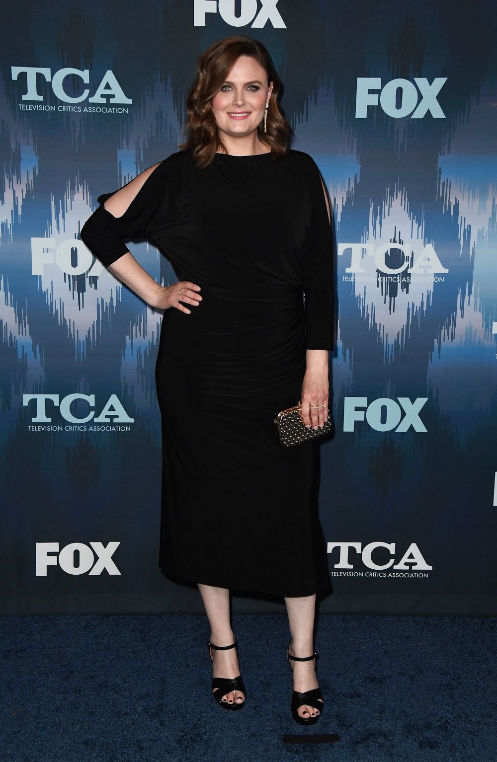 Емили Дешанел е в ролята на доктор Темперънс „Кости“ Бренън - професионален съдебен антрополог, работещ в института „Джеферсън“