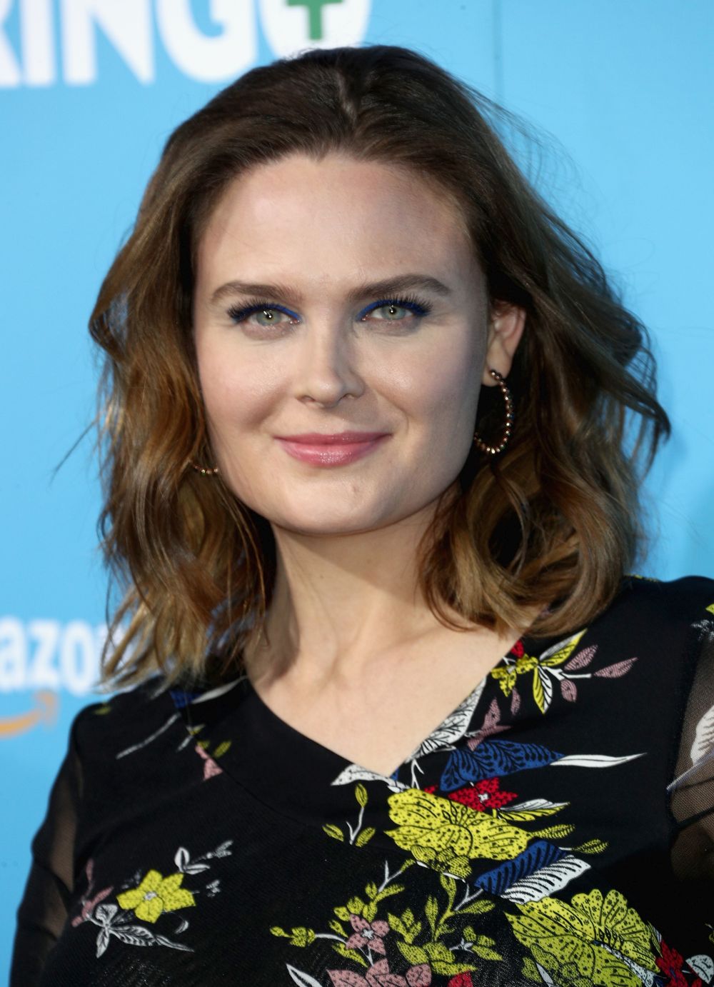 Емили Дешанел е в ролята на доктор Темперънс „Кости“ Бренън - професионален съдебен антрополог, работещ в института „Джеферсън“