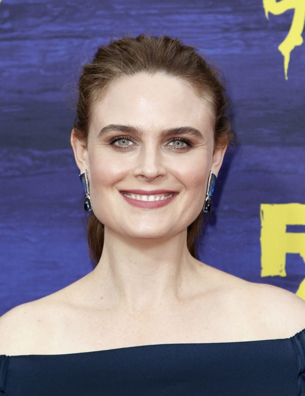 Емили Дешанел е в ролята на доктор Темперънс „Кости“ Бренън - професионален съдебен антрополог, работещ в института „Джеферсън“