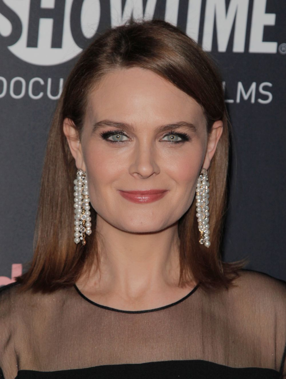 Емили Дешанел е в ролята на доктор Темперънс „Кости“ Бренън - професионален съдебен антрополог, работещ в института „Джеферсън“