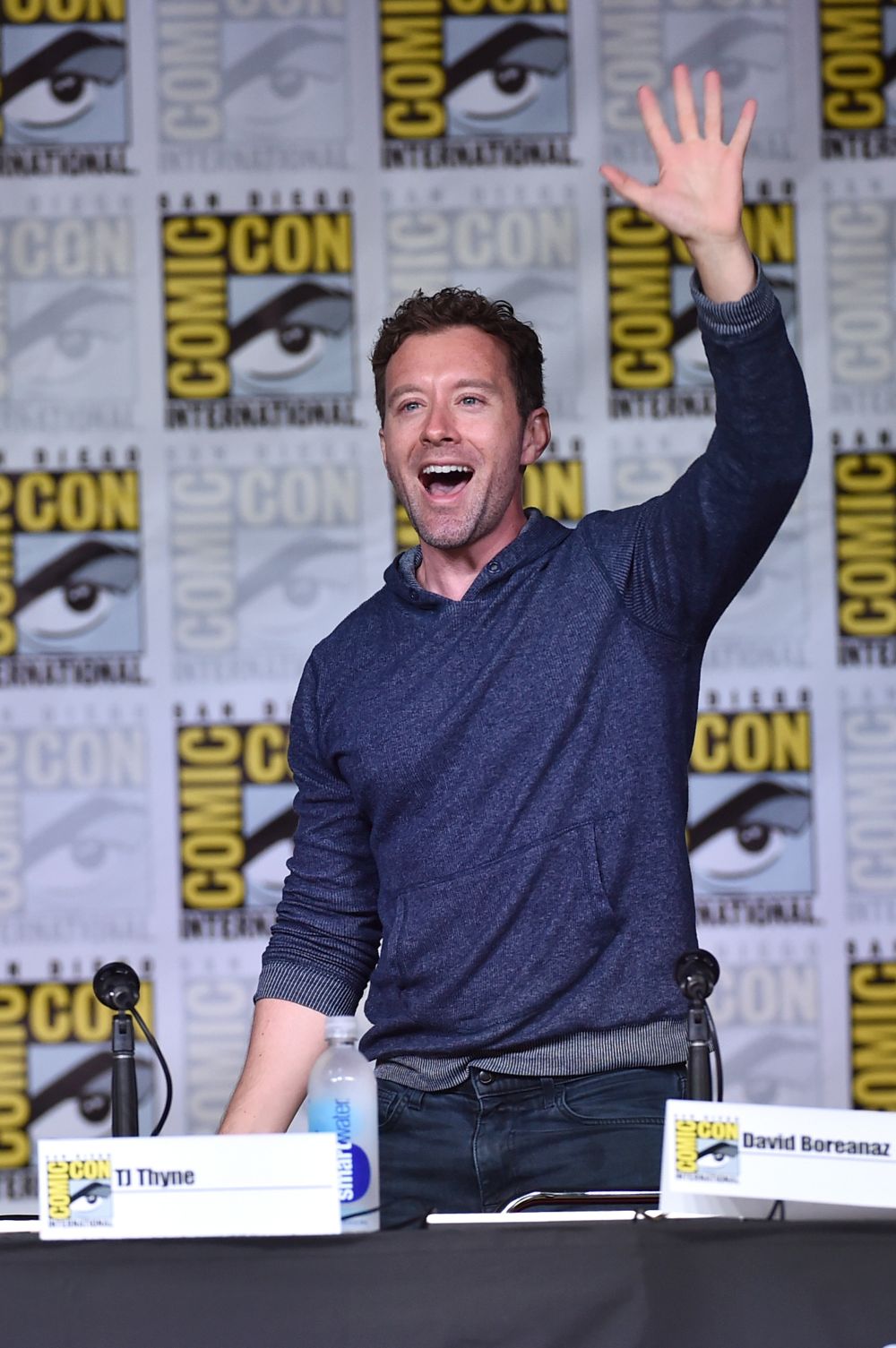 Т.Дж. Тайн в ролята на доктор Джак Ходжинс - ентомолог, който е и експерт по спори и минерали, но чието хоби са конспиративните теории