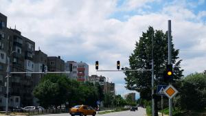 нов сфетофар на изхода на Казанлък