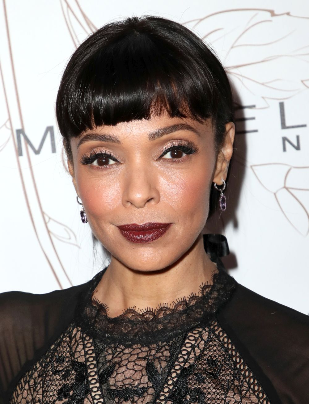 Тамара Тейлър е в ролята на доктор Камил Сароян - ръководител на измисления криминален отдел в института „Джефърсън“