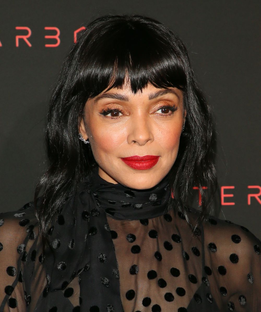 Тамара Тейлър е в ролята на доктор Камил Сароян - ръководител на измисления криминален отдел в института „Джефърсън“