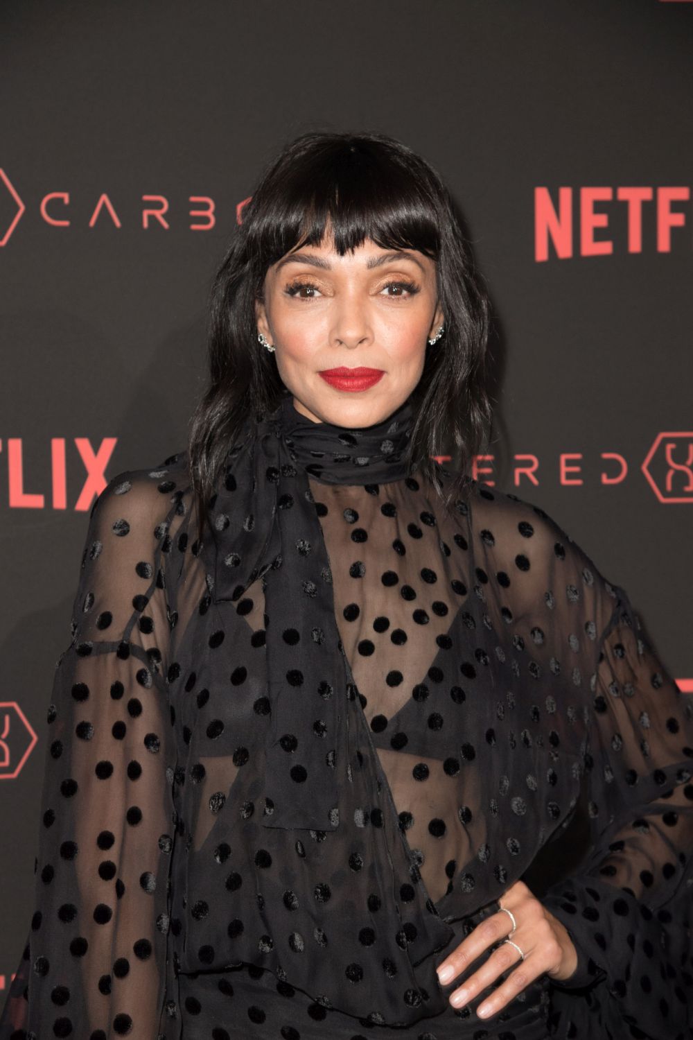 Тамара Тейлър е в ролята на доктор Камил Сароян - ръководител на измисления криминален отдел в института „Джефърсън“