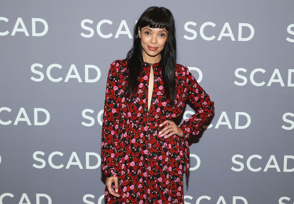 Тамара Тейлър е в ролята на доктор Камил Сароян - ръководител на измисления криминален отдел в института „Джефърсън“