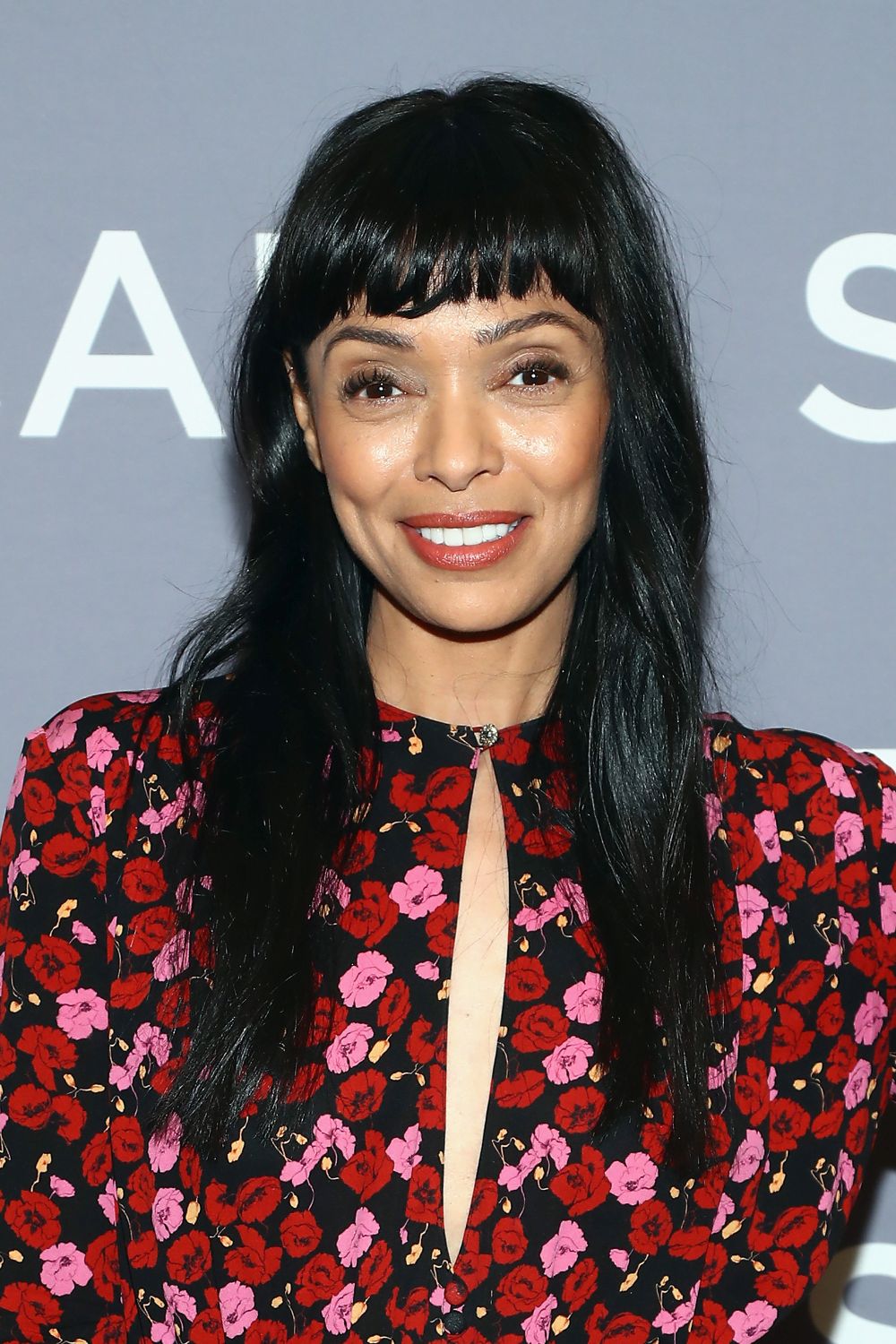 Тамара Тейлър е в ролята на доктор Камил Сароян - ръководител на измисления криминален отдел в института „Джефърсън“