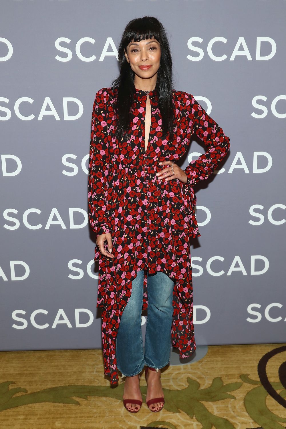 Тамара Тейлър е в ролята на доктор Камил Сароян - ръководител на измисления криминален отдел в института „Джефърсън“