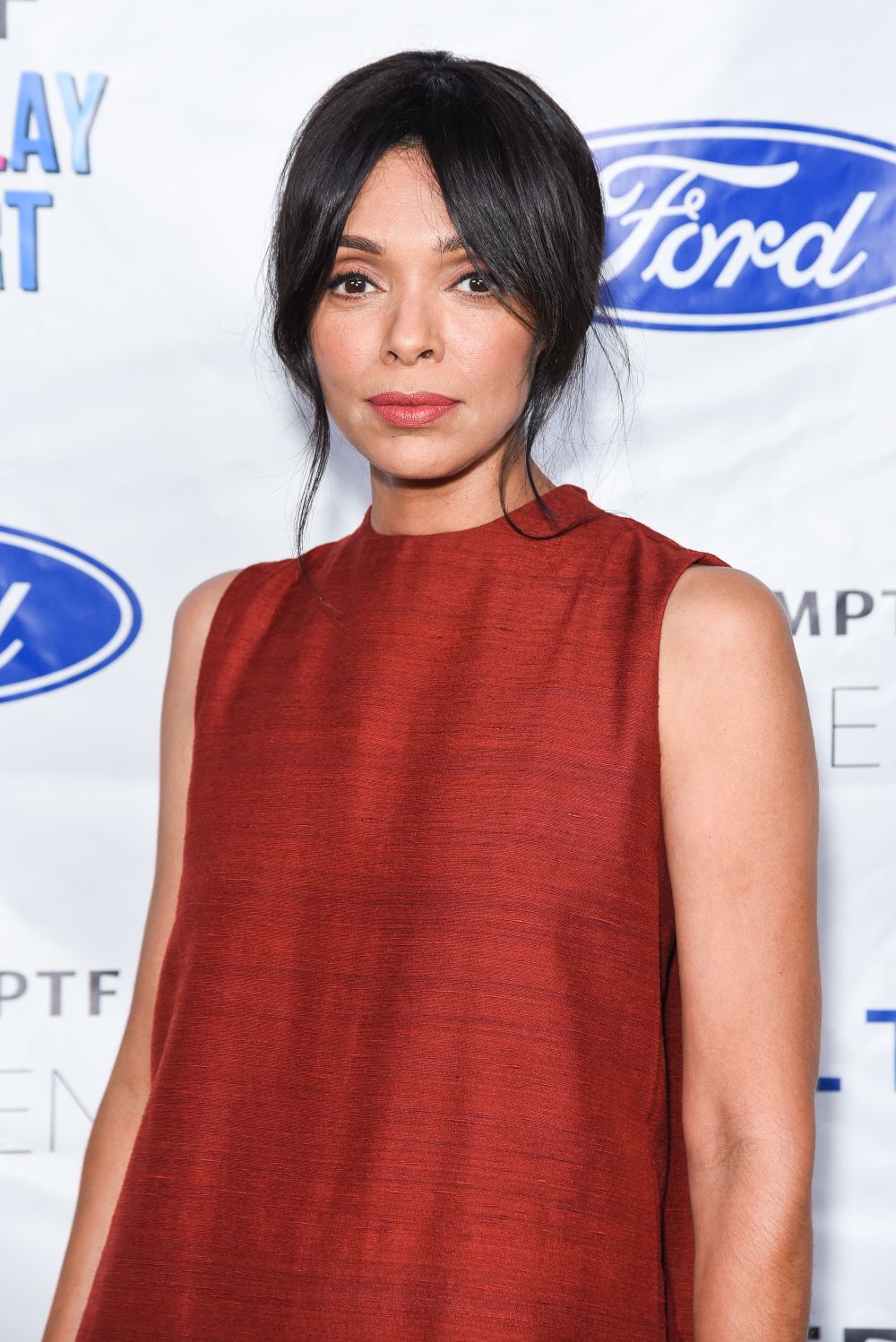 Тамара Тейлър е в ролята на доктор Камил Сароян - ръководител на измисления криминален отдел в института „Джефърсън“