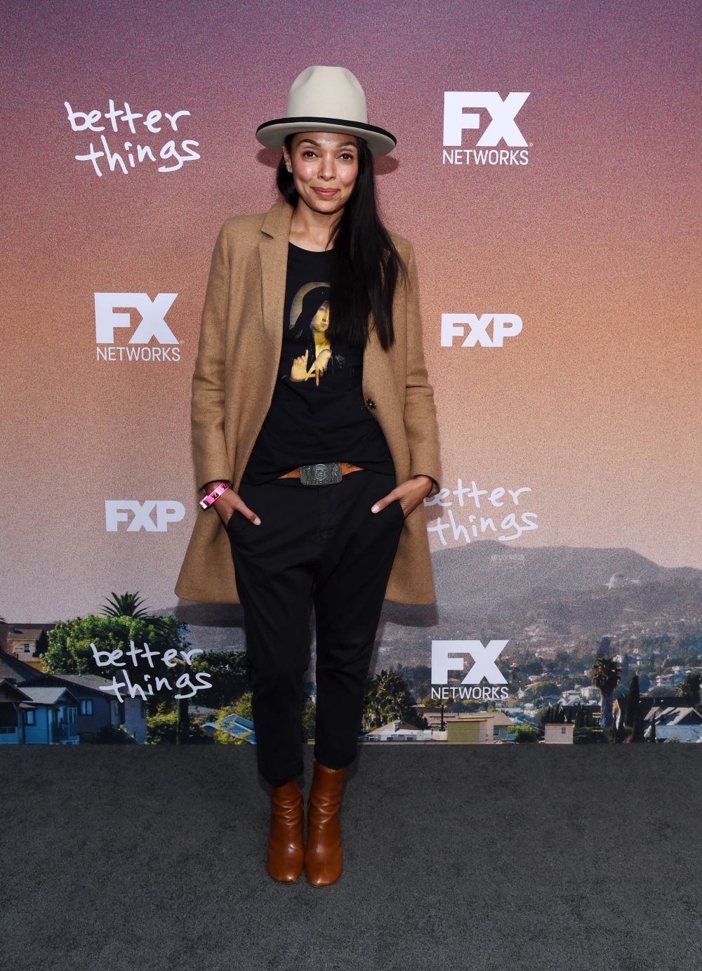 Тамара Тейлър е в ролята на доктор Камил Сароян - ръководител на измисления криминален отдел в института „Джефърсън“