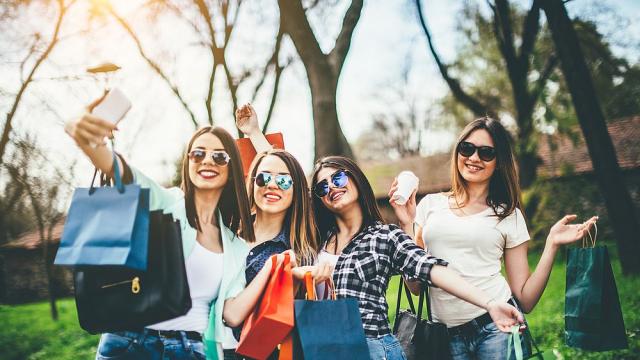 Мъже се подиграват на Instagram модата (ВИДЕО)
