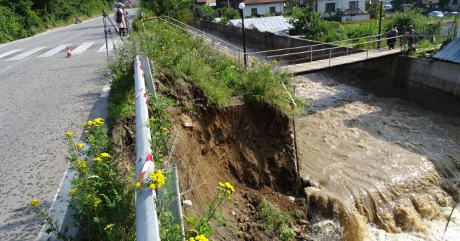 Пороен дъжд и придошла река подкопаха пътя Велинград Якоруда Инцидента стана около