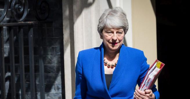 Британските депутати обсипаха с похвали укори и словесни нападки Тереза