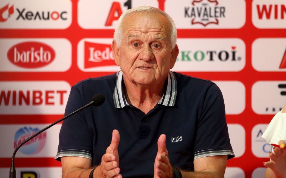 Легендарният треньор Люпко Петрович е преместен в специализирания институт за