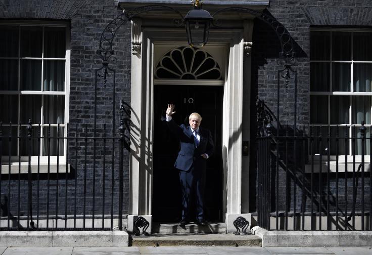  Това стана малко след идването му в Бъкингамския замък за визита при кралица Елизабет Втора. На нея той бе претрупан със задачата да образува ново държавно управление. По-късно денем последваха оставки и нови назначения в новото английско държавно управление. 