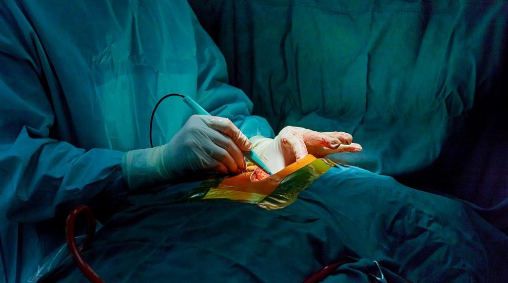 Почина първият човек с трансплантиран свински бъбрек