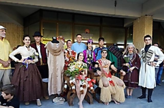 Кметът д-р Валентин Василев коронова Кралица и Крал на Панаира на киселото мляко