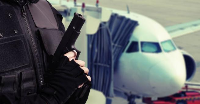 Осем въоръжени мъже извършиха обир на международното летище в Сао