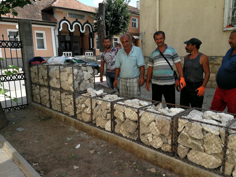 Правят ограда на обновения музей в Тервел с камъни от Палматис