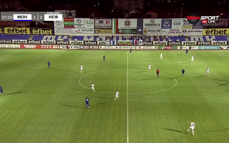 Влак разнообрази зрителите на мач във Втора лига