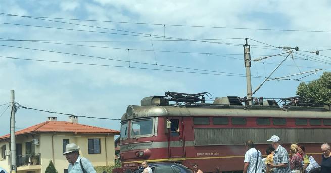 Влак блъсна лек автомобил на релсите в село Труд Пловдивско