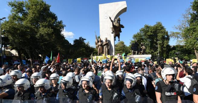 Турската полиция използва сълзотворен газ, за да разпръсне протестна демонстрация