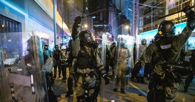 Протестиращи отново влязоха в сблъсъци с полицията в Хонконг. До