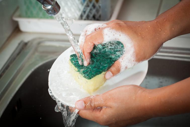  <br> Гъби за миене на съдове - знае се на всеки, че те притеглят доста бактерии, тъкмо поради това не е добре с една гъба да мием съдовете си прекомерно дълго време. Някои поучават да се сменята всяка седмица, а други всеки месец, което ни се коства най-нормално. <br> 