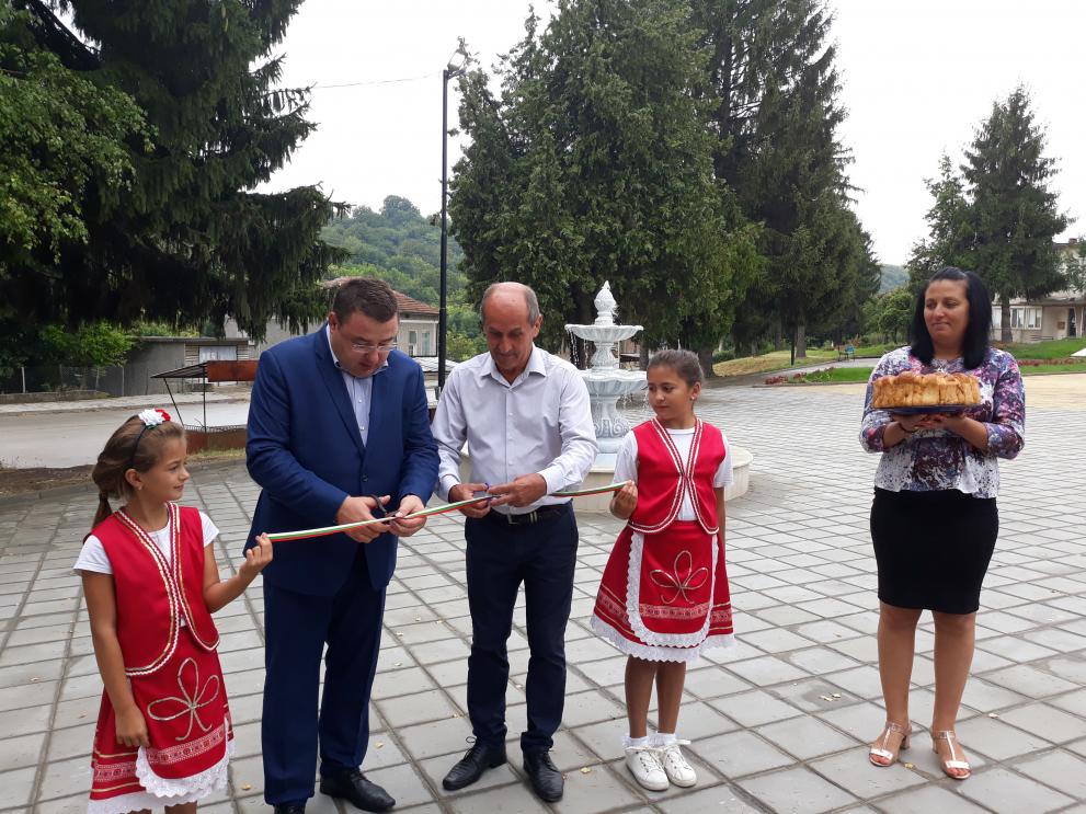 Откриха обновения централен площад в свищовското село Българско Сливово