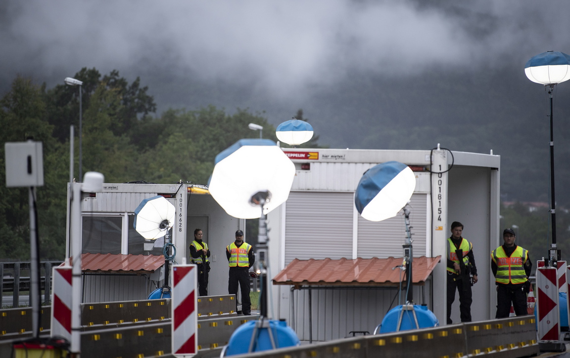 <p>Политиката на пропускане на камиони в групи - така нареченото блоково обработване - затруднява силно свободното движение на стоки и може да нанесе значителни щети.</p>