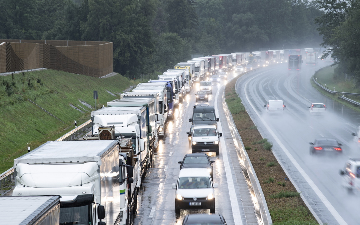 <p>Австрийската провинция Тирол съобщи през юни, че определен брой второстепенни пътища ще бъдат затворени за автомобилисти, които прекосяват регионалната територия, за да достигнат да местата, където ще почиват. В голяма степен това са германци, пътуващи за Италия през ваканцията си.</p>