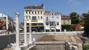 Капсула на времето вградиха на Римския форум в Пловдив