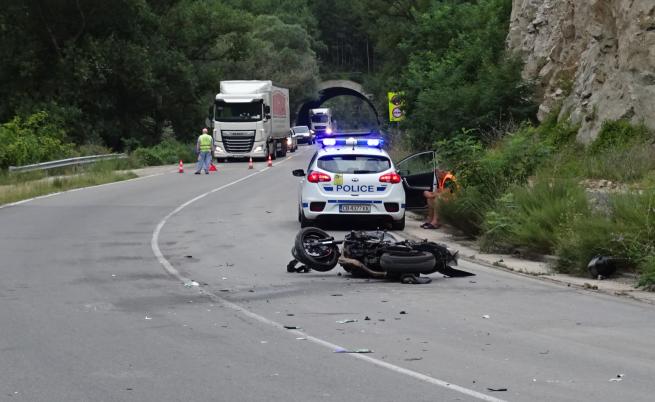  Моторист се блъсна в тир при Кресненското дефиле 
