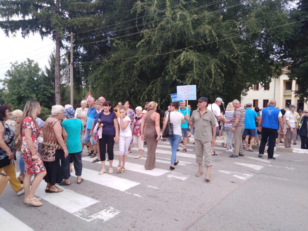  Жители на Кардам и Спасово излязоха на митинг поради неприятно водоснабдяване 