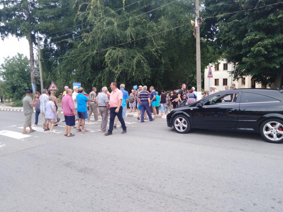  Жители на Кардам и Спасово излязоха на митинг поради неприятно водоснабдяване 